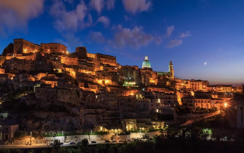 Ragusa ospita il teatro per riscoprire la felicità collettiva