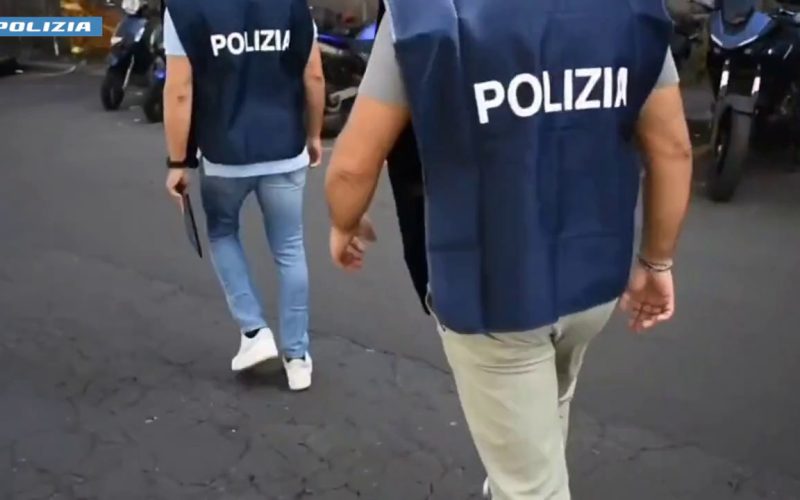 Aggredisce l’ex compagna  [VIDEO] un una pietra, arrestato a Catania