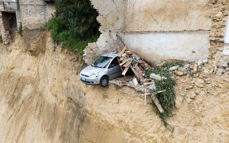 Niscemi frana e l’auto simbolo precipita nel vuoto assoluto