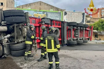 Tir ribaltato a Palermo, due feriti in via Messina Marine