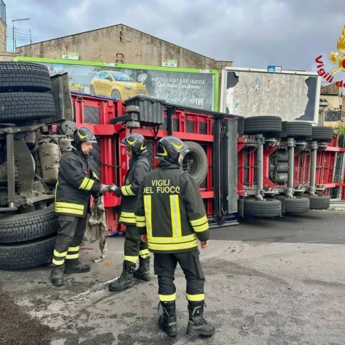 Tir ribaltato a Palermo, due feriti in via Messina Marine