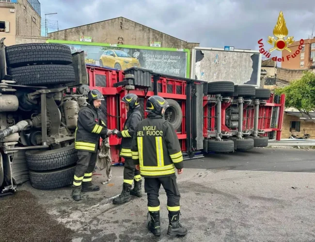 Tir ribaltato a Palermo, due feriti in via Messina Marine