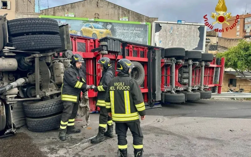 Tir ribaltato a Palermo, due feriti in via Messina Marine